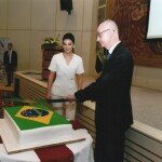 Embaixador Villafañe corta bolo em comemoração pelo Bicentenário da Independência