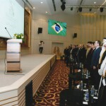 Os convidados escutam fala de Embaixador Villafañe