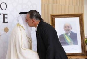 O presidente da CCIBI, Nawfal Assa Mossa Alssabak, cumprimenta o embaixador do Kuwait, Nasser Riden Almotairi.