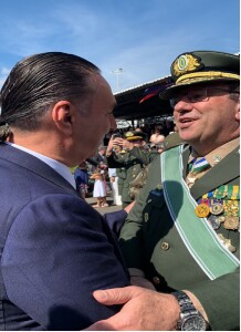 O Presidente da CCIBI, o Sr. Nawfal Assa Mossa Alssabak recebe medalha do Exército Brasileiro.