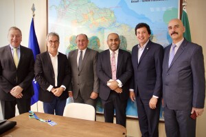 A partir da esquerda: O vice-presidente da CCIBI, Jalal Jamel Dawood Chaya; o presidente da Apex, Jorge Viana; o encarregado de negócios da Embaixada do iraque, Dr. Firas Hassan Hasim Al-Hammadany; o Embaixador do Bahrein, Bader Abbas Alhelaibi; o diretor da APEX, Floriano Pesaro; e o adido comercial da Embaixada do iraque, Maher Mahmood Ahmed.