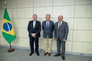 A esquerda, o vice-presidente da CCIBI, o senhor Jalal Chaya. Ao Centro o Ministro da Defesa, o senhor José Mucio e a direita o encarregado de negócios da EMbaixada do iraque, o Sr. Dr. Firas Al -Hammadany.